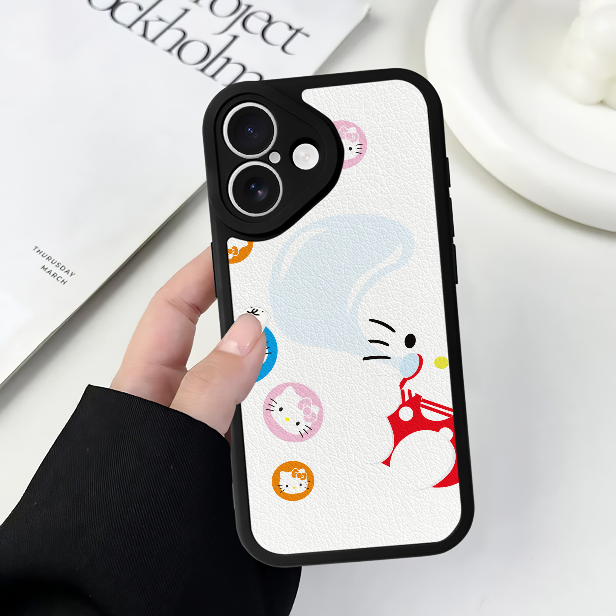 （画像用） Hello Kitty ハローキティ 【iPhone 16シリーズ対応】シリコンスマホケース（レザー調） 材質：シリコン